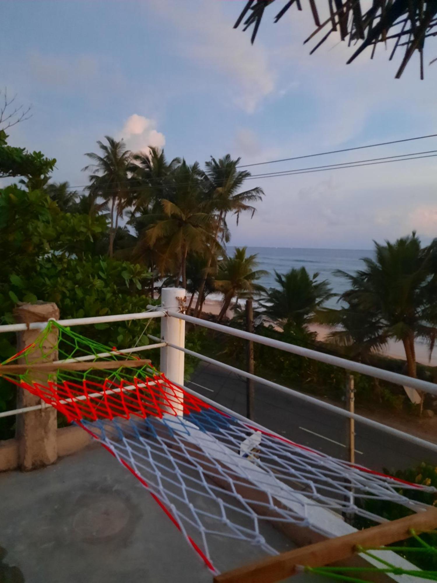 White Surfing Beach Resort Unawatuna Eksteriør billede