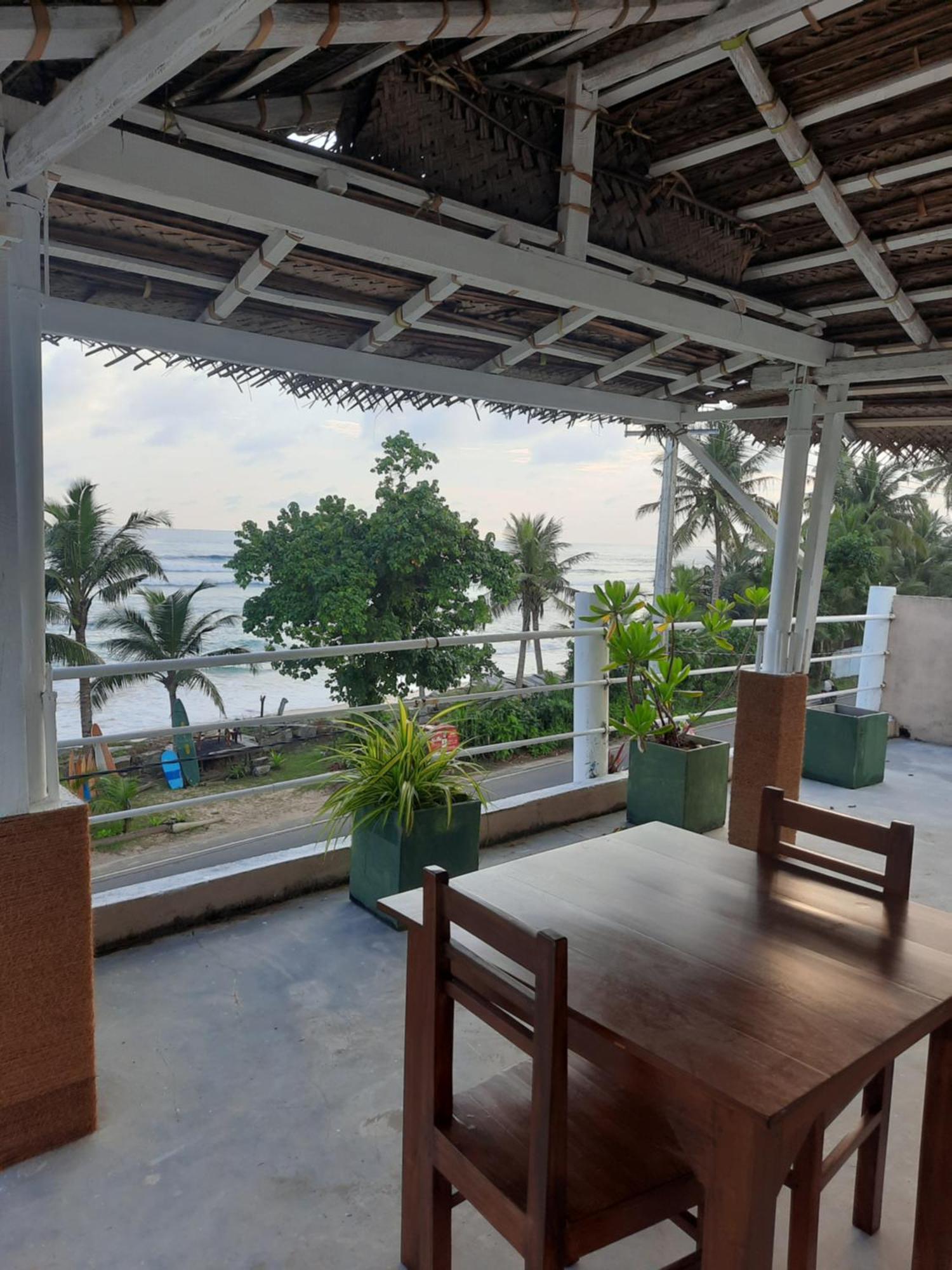 White Surfing Beach Resort Unawatuna Eksteriør billede