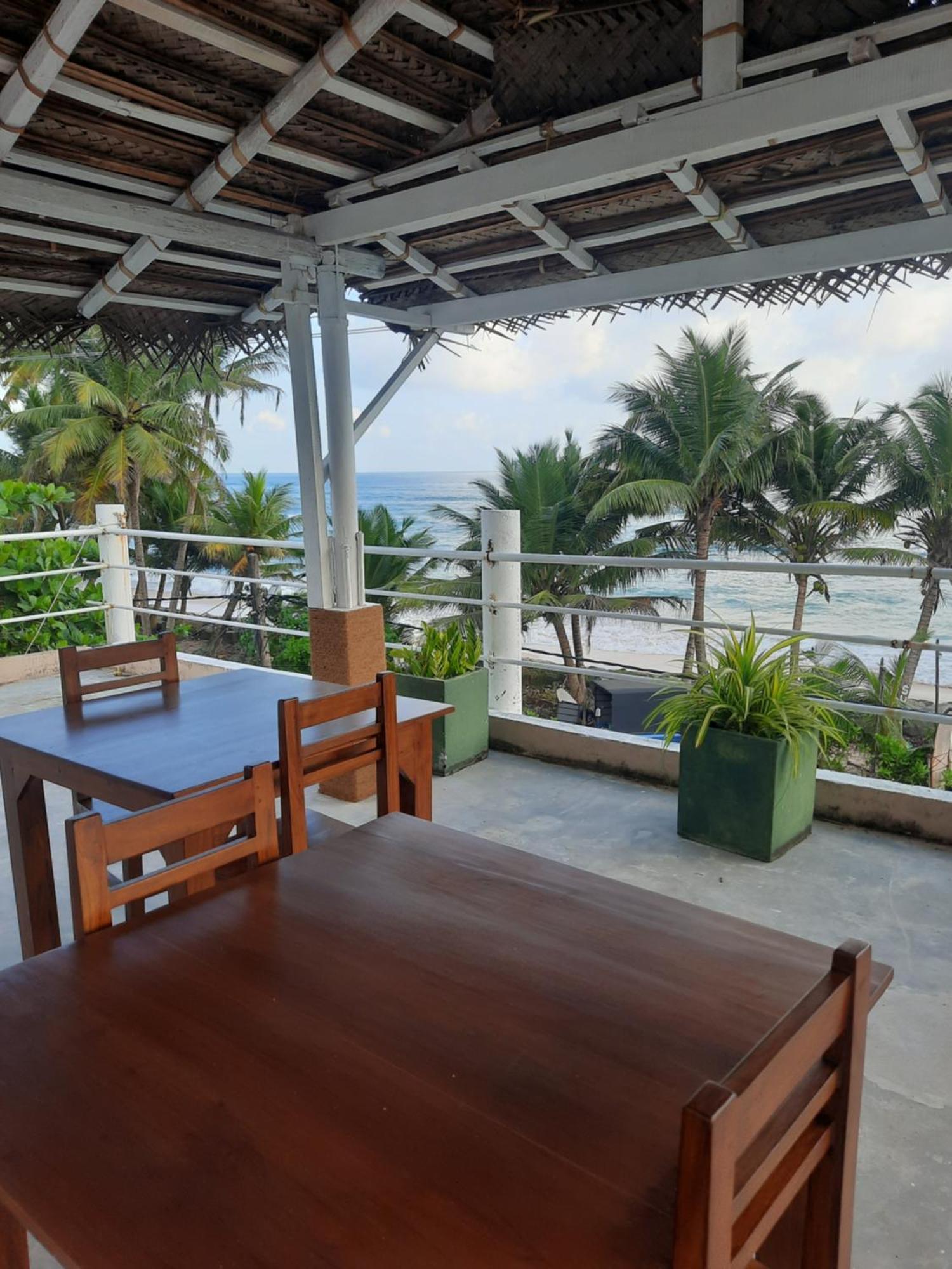 White Surfing Beach Resort Unawatuna Eksteriør billede