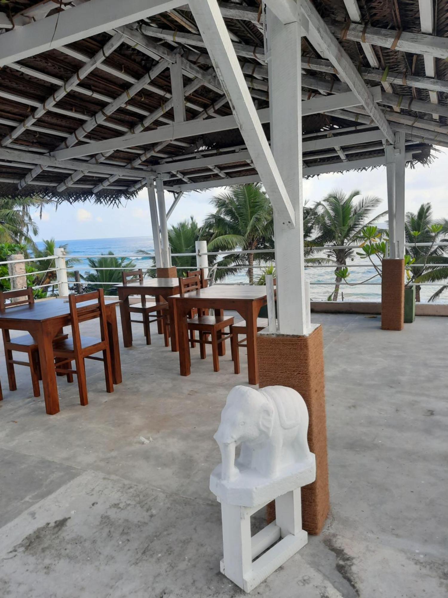 White Surfing Beach Resort Unawatuna Eksteriør billede