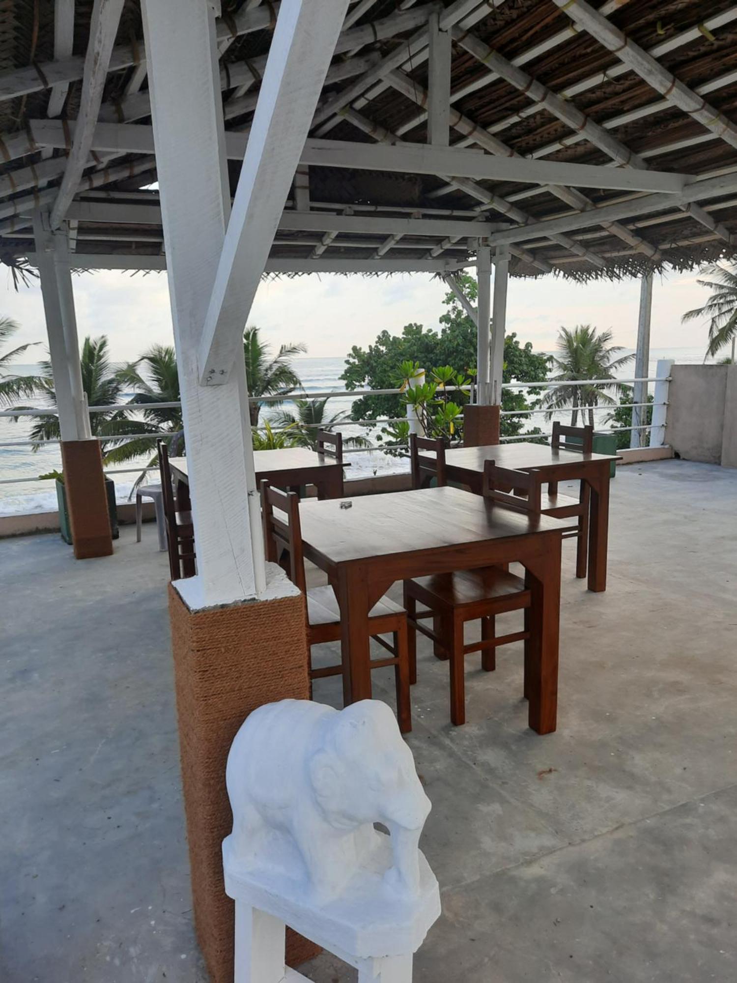 White Surfing Beach Resort Unawatuna Eksteriør billede