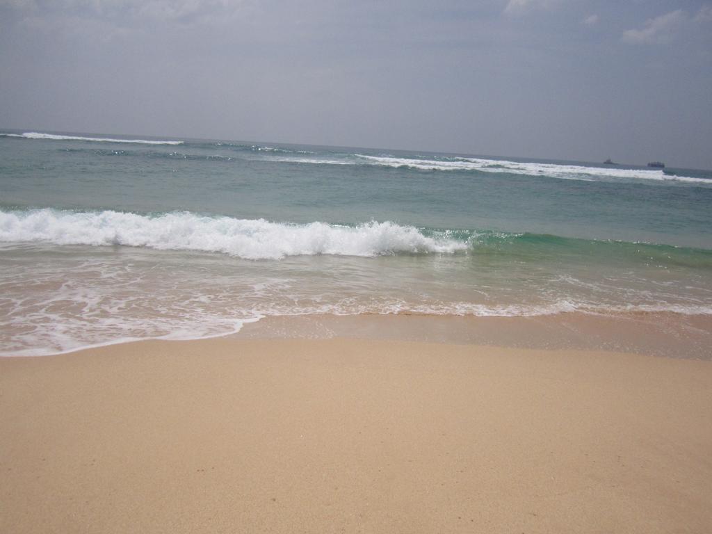 White Surfing Beach Resort Unawatuna Eksteriør billede