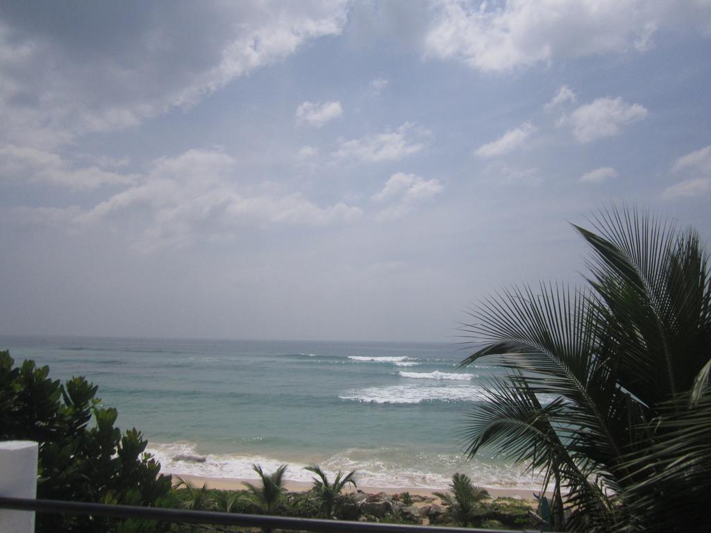 White Surfing Beach Resort Unawatuna Eksteriør billede
